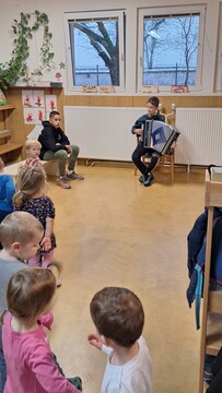 Glasbeni nastop na harmoniki